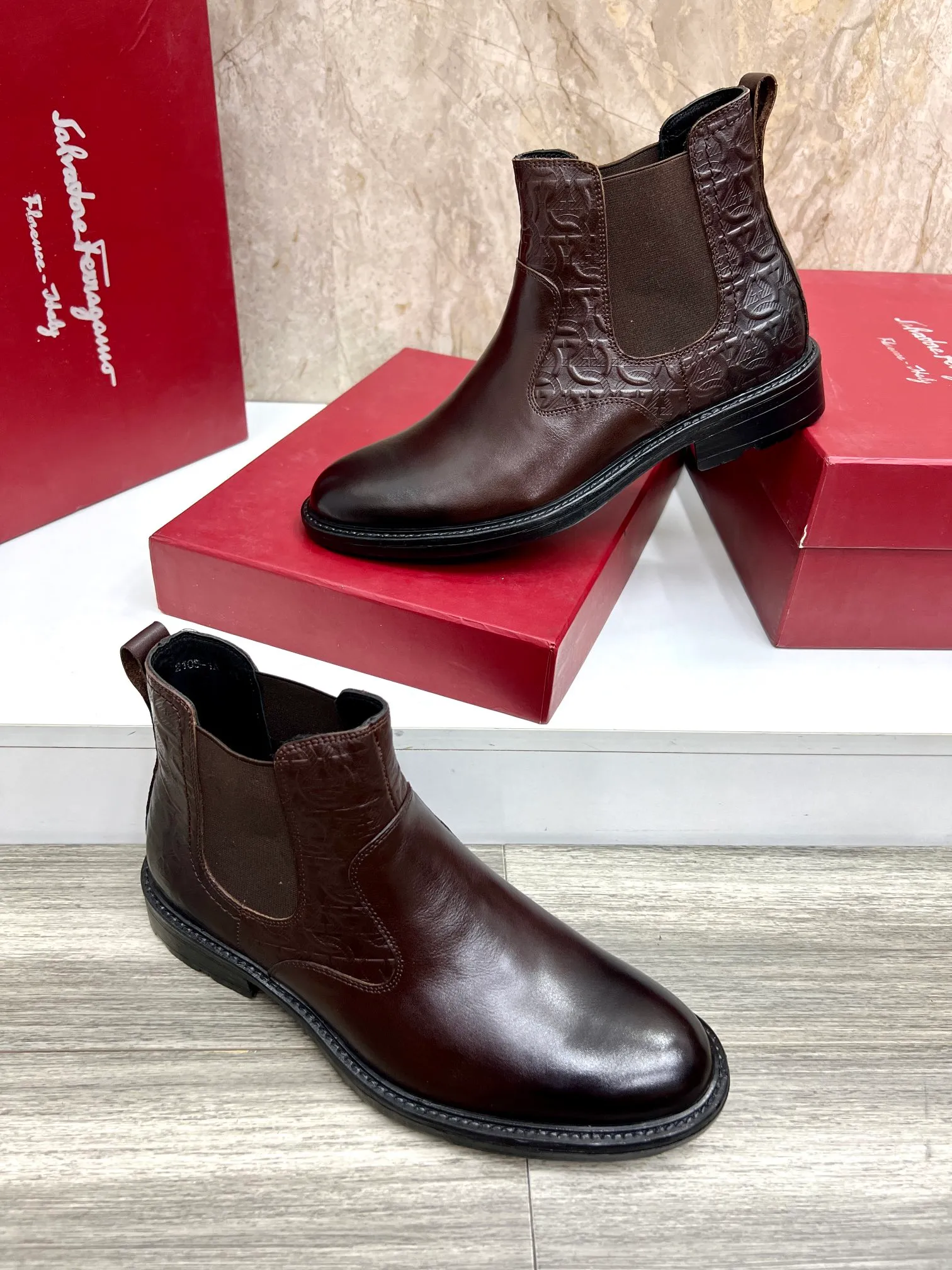 Original order quality: Men's shoes 💰700 Brand: Ferragamo (Ferragamo) One size larger: Men's size 38-44 (45 customized) Grade: Same style as the official website High-end men's shoes Material: Original cowhide, cowhide lining, original outsole Style category: Chelsea men's boots Fashion trend Color: Actual picture